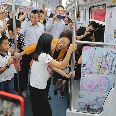 绘制深圳“六一儿童绘画号”地铁专列